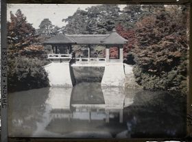 Image représentant Les jardins de la villa impériale Shugakuin Rikyû : l'étang Yokuryu et le pont Chitose-bashi (Pont de Mille Ans)
