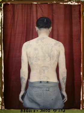 Image représentant France, Tatouage du fusilier marin Artufel, représentant une scène de Sherlok Holmès de dos et assis