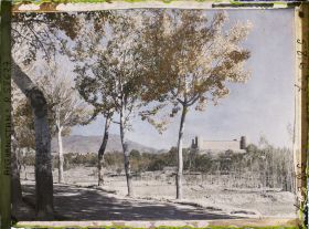 Image représentant Début de la route entre Paghman et Kaboul ; à droite une qala (habitation traditionnelle fortifiée) ou un fort