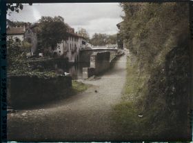 Image représentant France, St Jean Pied de Port, Petit chemin au bord de l'eau