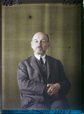 Image représentant https://musee-albert-kahn.s-museum.fr/home/NWQ2OTAwYzNmYjZlZTk1ZWQwODJmMjY4L2dlbmVyaWMtbm90aWNlLXRhYi9hdXRob3JpdHkvNjE3YTc5ZjVjZjhiODk2OGIzMzM3ZDIx/5d6900c3fb6ee95ed082f268/generic-notice-tab/authority/617a79ebcf8b8968b3336d9b Monsieur Hellmut von Gerlach