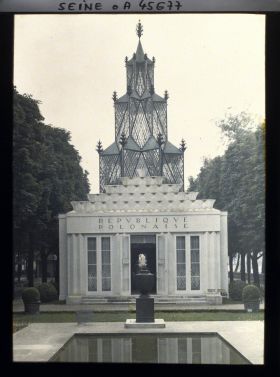 Image représentant L'Exposition des arts décoratifs, Pavillon de la Pologne, sur le Cours-la-Reine, façade principale