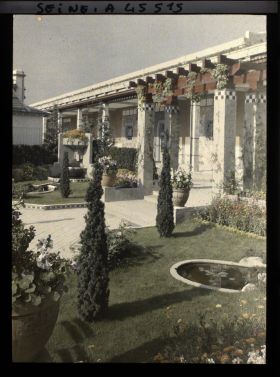 Image représentant L'Exposition des arts décoratifs, Jardin de Vacherot et Riousse sur l'esplanade Invalides, entre le Pavillon de Mulhouse et Hôtel du Collectionneur