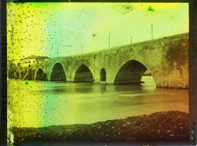 Image représentant Le grand pont, Tasköprü, sur le fleuve Seyhan