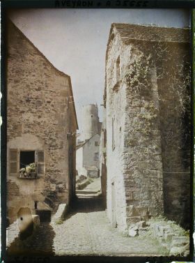 Image représentant La rue du château avec vue sur la forteresse