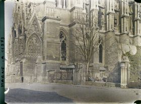 Image représentant Angle de la cathédrale donnant sur la cour du palais archiépiscopal