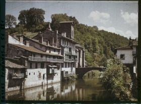 Image représentant France, St Jean-Pied de Port, Les vieux quartiers au bord de la Nive - Vue prise vers l'aval