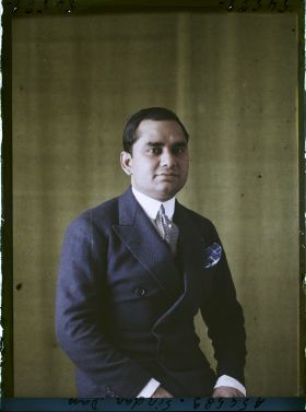 Image représentant https://musee-albert-kahn.s-museum.fr/home/NWQ2OTAwYzNmYjZlZTk1ZWQwODJmMjY4L2dlbmVyaWMtbm90aWNlLXRhYi9hdXRob3JpdHkvNjE3YTc5ZjVjZjhiODk2OGIzMzM3ZDIx/5d6900c3fb6ee95ed082f268/generic-notice-tab/authority/617a79ebcf8b8968b3336b2f Monsieur Jarmani Dass