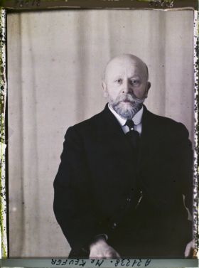Image représentant Monsieur  https://musee-albert-kahn.s-museum.fr/home/NWQ2OTAwYzNmYjZlZTk1ZWQwODJmMjY4L2dlbmVyaWMtbm90aWNlLXRhYi9hdXRob3JpdHkvNjE3YTc5ZjVjZjhiODk2OGIzMzM3ZDIx/5d6900c3fb6ee95ed082f268/generic-notice-tab/authority/617a79ebcf8b8968b333707a Auguste Keufer