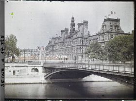 Image représentant L'Hôtel de Ville et le pont d'Arcole décorés pour les fêtes de la Victoire des 13 et 14 juillet 1919