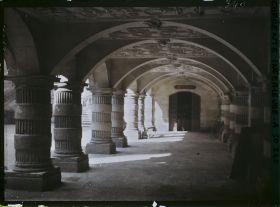 Image représentant France, La Rochelle, Arcades de l'Hôtel de Ville