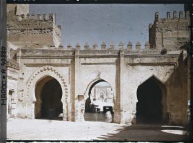 Image représentant Bâb Dekakene et Bâb es Seba à l'arrière plan de l'arche centrale