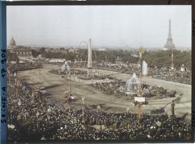 Image représentant La foule place de la Concorde pour le 14 juillet 1919, vue prise depuis le Ministère de la Marine