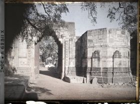 Image représentant La Rama Pol, septième porte fortifiée jalonnant la montée à la citadelle de Chitorgarh