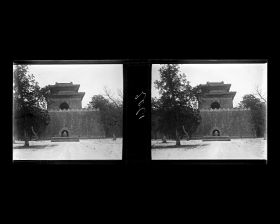 Image représentant Ming Shisanling ("Treize Tombeaux des Ming"). Changling, mausolée de l'empereur Yongle (r. 1403-1425). Fangcheng ("citadelle Carrée"), surmontée du Minglou ("pavillon de la Clarté")