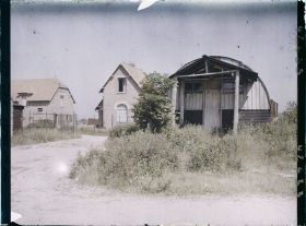 Image représentant France, Ecurie, Eglise provisoire et reconstructions