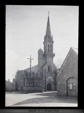 Image représentant Le calvaire et l'église Notre-Dame de Confort