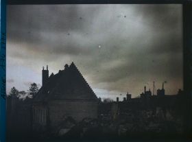 Image représentant Les toits de la ville en ruines et effets de ciel