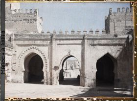 Image représentant Bâb Dekakene et Bâb es Seba à l'arrière plan de l'arche centrale