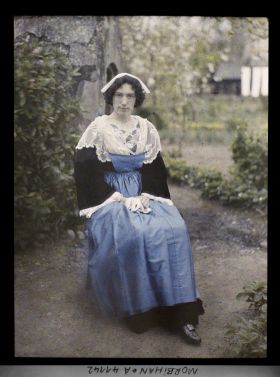 Image représentant Madame Caudal en costume d'Auray