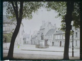 Image représentant Rue du Général-de-Dais et statue d'Alain Chartier