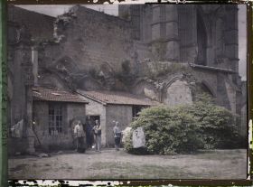 Image représentant Des soldats devant une partie aménagée du cloître de l'ancienne abbaye Saint-Jean-des-Vignes