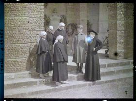 Image représentant Groupe d'infirmières avec un soldat et un prêtre