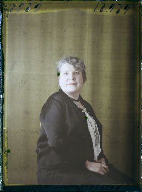 Image représentant https://musee-albert-kahn.s-museum.fr/home/NWQ2OTAwYzNmYjZlZTk1ZWQwODJmMjY4L2dlbmVyaWMtbm90aWNlLXRhYi9hdXRob3JpdHkvNjE3YTc5ZjVjZjhiODk2OGIzMzM3ZDIx/5d6900c3fb6ee95ed082f268/generic-notice-tab/authority/617a79ebcf8b8968b3337c13 Madame Gillet