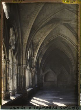 Image représentant France, Bayonne, Le Cloître de la Cathédrale, les Galeries au fond, tombeaux anciens
