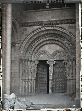 Image représentant Espagne, Avila, Le porche de S. Vicente (la porte et ses sculptures sont d'un très pur roman)
