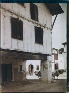 Image représentant France, Bas Cambo, Dans le Village : Vieilles Maisons ( avec Charrette à bœufs.)