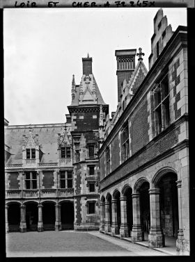 Image représentant L'aile Louis XII du château, avec la chapelle Saint-Calais