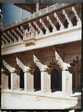 Image représentant Une galerie de la cour centrale du palais de Jahangir dans le fort Rouge (Lal Qila)