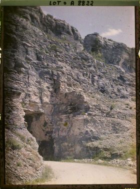 Image représentant France, Roc-Amadour, Le tunnel : la sortie du coté du val de l'Alzou