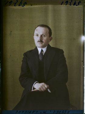 Image représentant https://musee-albert-kahn.s-museum.fr/home/NWQ2OTAwYzNmYjZlZTk1ZWQwODJmMjY4L2dlbmVyaWMtbm90aWNlLXRhYi9hdXRob3JpdHkvNjE3YTc5ZjVjZjhiODk2OGIzMzM3ZDIx/5d6900c3fb6ee95ed082f268/generic-notice-tab/authority/617a79ebcf8b8968b3337125 Monsieur Georges Lapierre