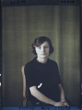 Image représentant https://musee-albert-kahn.s-museum.fr/home/NWQ2OTAwYzNmYjZlZTk1ZWQwODJmMjY4L2dlbmVyaWMtbm90aWNlLXRhYi9hdXRob3JpdHkvNjE3YTc5ZjVjZjhiODk2OGIzMzM3ZDIx/5d6900c3fb6ee95ed082f268/generic-notice-tab/authority/617a79ebcf8b8968b33375b8 Mademoiselle Poirier