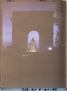 Image représentant Le cénotaphe dedié aux morts pour la patrie sous l'Arc de Triomphe pendant la veillée funèbre du 13 juillet 1919