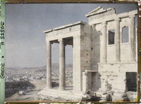 Image représentant Sur l'Acropole, le saillant nord (à gauche) de l'Erechtheion et la vue sur la ville