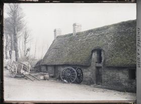 Image représentant Maison à toit de chaume près de l'église