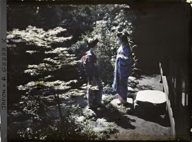 Image représentant geisha et maïko dans un jardin
