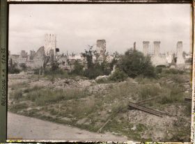 Image représentant Belgique, Ypres, Vue d'ensemble prise de la rue du Temple vers la Grande Place