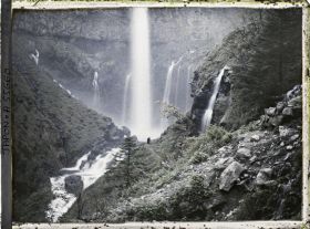 Image représentant Kegon-No-Taki (cascade de Kegon), s'échappant de l'extrémité orientale du lac Chuzenji