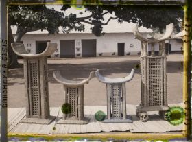 Image représentant Trônes royaux d'Abomey (Guézo, Glélé, Béhanzin, Agoliagbo) devant la salle de réception (ajalala) de la cour du palais de  null Guézo (jalalahennou)