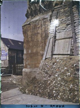 Image représentant Un côté de la cathédrale sous les protections anti-bombardement