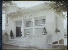 Image représentant L'Exposition des arts décoratifs, le Village français, sous la direction de Charles Genuys, l'École