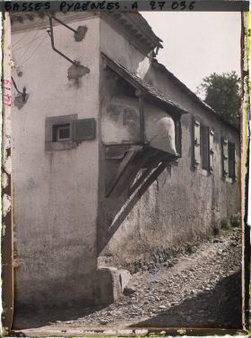 Image représentant France , Vallée D'Ossau, Four à pain construit extérieurement dans chaque maison