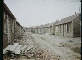 Image représentant France, Péronne, Une nouvelle rue de maisons provisoires