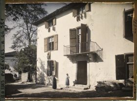 Image représentant France, Espelette, Vieille Maison à inscriptions au dessus de la porte