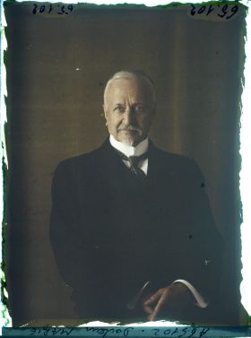 Image représentant https://musee-albert-kahn.s-museum.fr/home/NWQ2OTAwYzNmYjZlZTk1ZWQwODJmMjY4L2dlbmVyaWMtbm90aWNlLXRhYi9hdXRob3JpdHkvNjE3YTc5ZjVjZjhiODk2OGIzMzM3ZDIx/5d6900c3fb6ee95ed082f268/generic-notice-tab/authority/617a79ebcf8b8968b333733e Le Docteur Auguste Marie