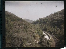 Image représentant La ligne de chemin de fer et la route de Figeac (actuelle route de Basse Farou) , en sortant de la ville